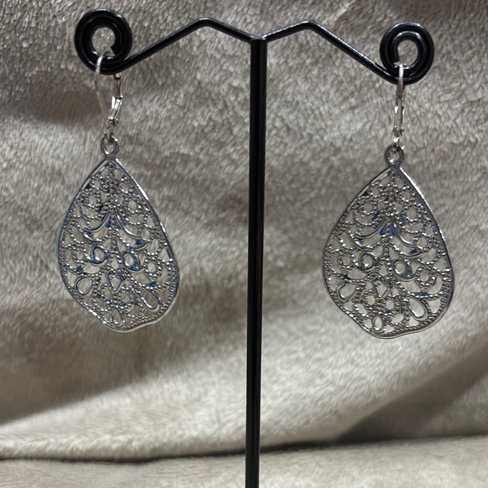 Cute silver tone Filigree dangle earrings lightweight